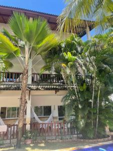 卡姆布库Kite Dream Cumbuco Apartments 60 & 120qm的前面有棕榈树的房子