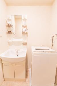 大阪b&道顿堀店的白色的浴室设有水槽和镜子