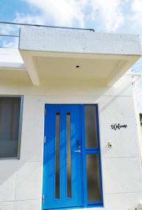 Arazato海之恋的白色建筑上的蓝色门