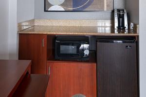 圣安东尼奥万怡酒店圣安东尼奥机场的带微波炉和柜台的小厨房