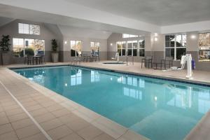 费耶特维尔Residence Inn by Marriott Fayetteville Cross Creek的一座蓝色海水的大型游泳池