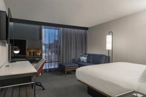 里贾纳雷基纳品质酒店的配有一张床和一张书桌的酒店客房