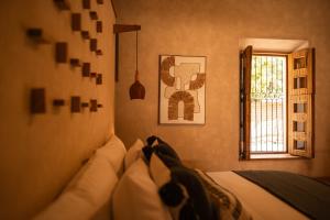 ComalaLa Paranera Hotel & Relax的一间卧室设有一张床和一个窗口