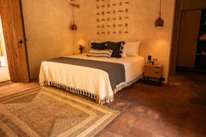 ComalaLa Paranera Hotel & Relax的一间卧室配有一张大床和枕头