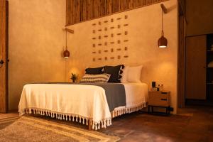 ComalaLa Paranera Hotel & Relax的一间卧室配有一张带白色床罩的床