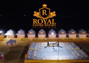 斋沙默尔Royal Empire Resort Jaisalmer的拜普尔皇家帝国度假村的标志