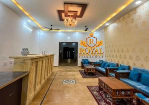 斋沙默尔Royal Empire Resort Jaisalmer的大堂,带蓝色沙发的酒店