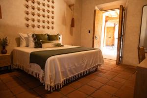 ComalaLa Paranera Hotel & Relax的一间卧室,卧室内配有一张大床