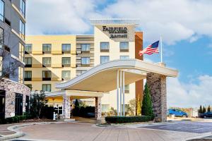 利西亚斯普林斯Fairfield Inn & Suites by Marriott Atlanta Lithia Springs的前面有美国国旗的酒店