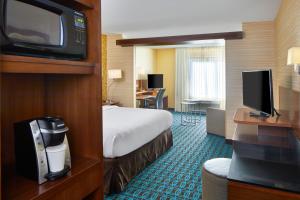 利西亚斯普林斯Fairfield Inn & Suites by Marriott Atlanta Lithia Springs的配有一张床和一台平面电视的酒店客房