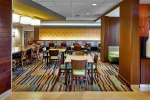 利西亚斯普林斯Fairfield Inn & Suites by Marriott Atlanta Lithia Springs的餐厅内带桌椅的用餐区