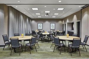 利西亚斯普林斯Fairfield Inn & Suites by Marriott Atlanta Lithia Springs的一间会议室,里面配有桌椅