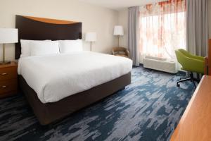 波特兰波特兰机场万豪费尔菲尔德套房酒店的一间设有大床和窗户的酒店客房