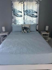 特雷热比奇CLIFF POINT的一间卧室配有一张带蓝色棉被的大床
