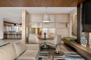 开普吉拉多Fairfield by Marriott Inn & Suites Cape Girardeau的客厅配有沙发和桌子