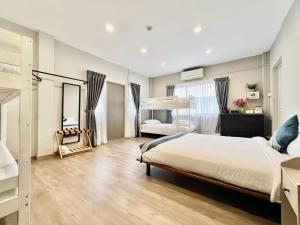 新加坡K2 Guesthouse的一间卧室配有一张床和一张双层床。