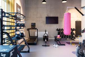 梅青根Moxy Outletcity Metzingen的一间健身房,里面装有一堆设备