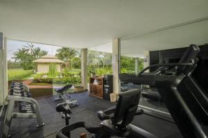 塔巴南Bali Beach Glamping的房屋内带跑步机和健身器材的健身房