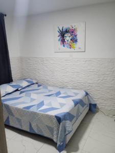 麦德林Hostel Campoamor的墙上照片的一张床位