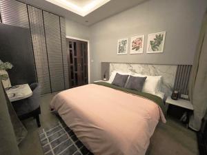 Thung Song356 Hostel的卧室配有一张白色大床和一张书桌