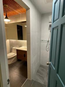 Thung Song356 Hostel的一间带水槽、卫生间和镜子的浴室