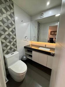 利马LA POSADA de GUILLE - LUXURY APARTS NEXT TO USA EMBASSY的浴室配有白色卫生间和盥洗盆。