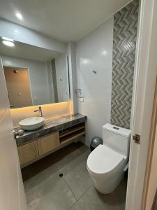 利马LA POSADA de GUILLE - LUXURY APARTS NEXT TO USA EMBASSY的一间带卫生间、水槽和镜子的浴室