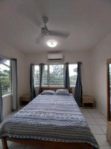 霍尼亚拉Harbour View House at Point Cruz, Honiara的一间设有床铺的卧室,位于带窗户的房间内