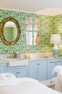 卡巴雷塔海滩Halcyon House的浴室设有蓝色橱柜和镜子