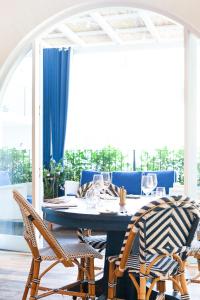 卡巴雷塔海滩Halcyon House的一间带桌子和两把椅子的用餐室