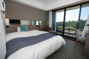 大洲熊本机场酒店的酒店客房设有一张床和一个大窗户