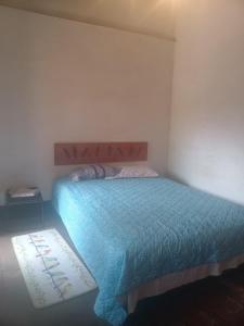 危地马拉安地瓜Casa 27的一间卧室配有一张带蓝色棉被的床