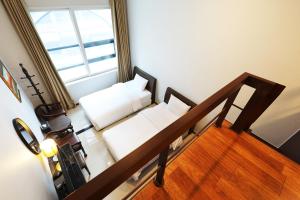 首尔城际首尔酒店 的客厅配有2张白色沙发和窗户