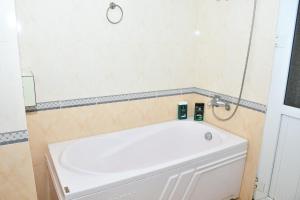 海防Nhà Khách Hương Sen的一间位于客房内的带白色浴缸的浴室