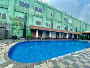 雅加达卡拉巴加丁薇姿普瑞酒店的大楼前的大型游泳池