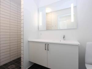内克瑟2 person holiday home in Nex的白色的浴室设有水槽和镜子
