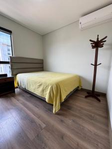 利马ENCALADA 1233 LUXURY APARTS NEXT TO USA EMBASY - Surco的卧室配有一张床,墙上有十字架