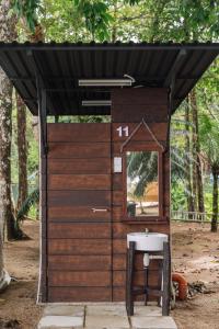 SematanRoxy Sematan & Telok Serabang的木屋配有镜子和水槽
