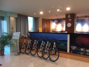 Huxi龙门海景渡假会馆  的一群自行车在商店里排成一排