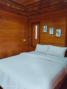 班柯木Song Lay Resort, Koh Mook, Trang THAILAND的卧室设有2张床和木镶板