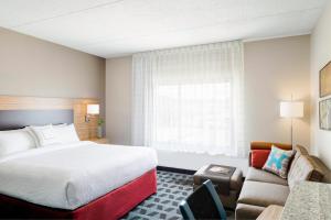 莫里斯维尔TownePlace Suites by Marriott Raleigh Durham Airport Morrisville的酒店客房,配有床和沙发