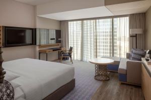 迪拜Marriott Marquis Dubai的酒店客房设有床和客厅。