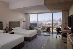 迪拜Marriott Marquis Dubai的酒店客房,设有两张床,享有城市美景。