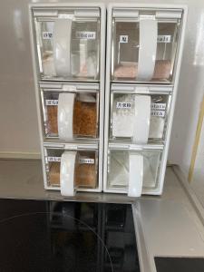 Kyōgokuゲストハウス ikoi的冰箱,有四层食物容器