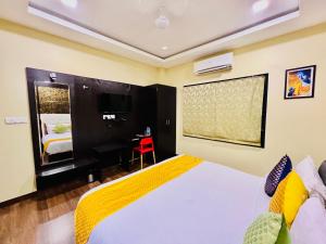 乌代浦Hotel Grand Bhagwat, Udaipur的卧室配有白色的床和书桌