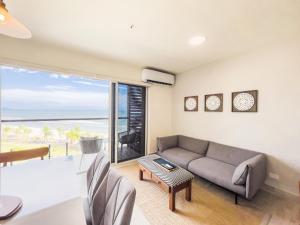 El QuindioVentanas del Mar by Playa Caracol Residences的客厅配有沙发和桌子