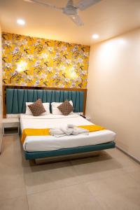 加尔各答The Opus Kolkata - A Boutique Hotel的一间卧室配有一张壁画床