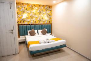 加尔各答The Opus Kolkata - A Boutique Hotel的一间卧室设有两张床,墙上挂着一幅画