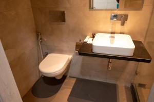 加尔各答The Opus Kolkata - A Boutique Hotel的浴室配有白色水槽和卫生间。