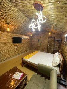 范兰德凡Gopika Resort的一间卧室配有一张床和一个吊灯